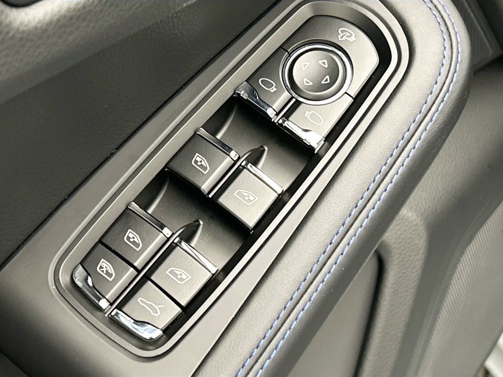 Used 2026 Porsche Macan AWD/4WD image 24