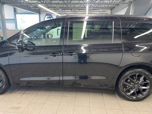 Used 2024 Chrysler Pacifica Limited w/ S Appearance Package image 4