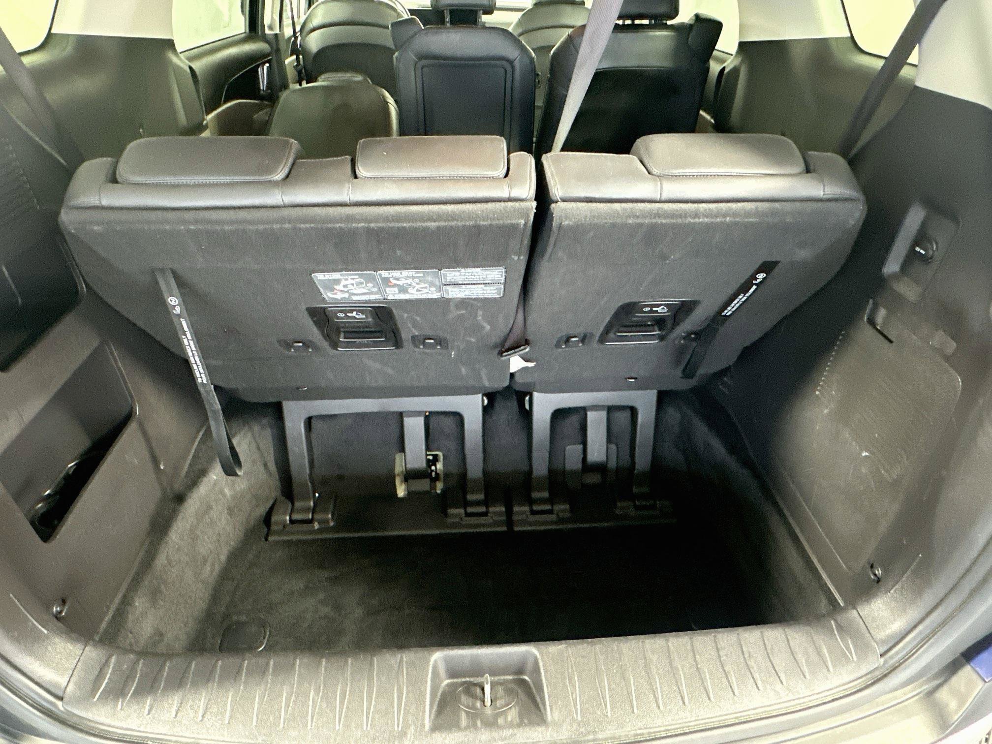 Used 2025 Kia Carnival FWD image 30