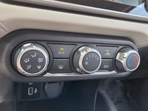 Used 2022 Nissan Versa SV image 25