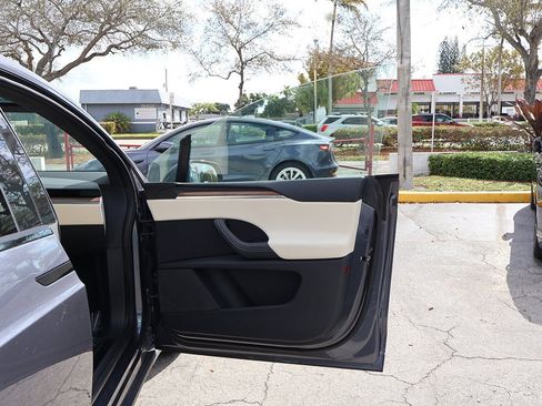 Used 2023 Tesla Model X image 22