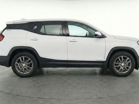 Used 2024 GMC Terrain SLT image 11