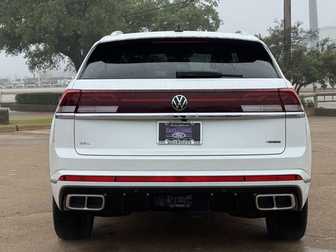 Used 2024 Volkswagen Atlas Cross Sport SEL R-Line AWD/4WD image 5