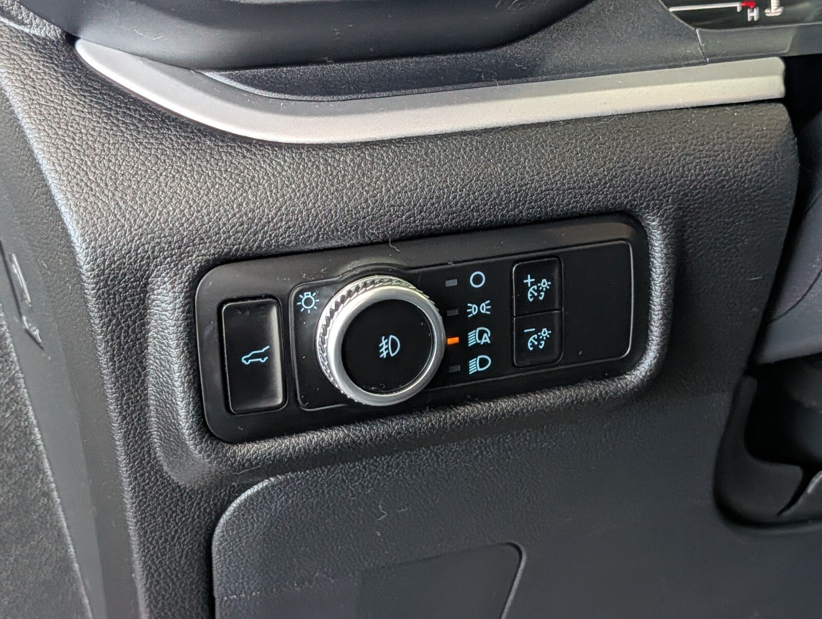 Used 2022 Ford Explorer XLT w/ Equipment Group 202A AWD/4WD image 16