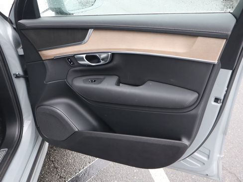 Certified 2025 Volvo XC90 B6 Plus image 37
