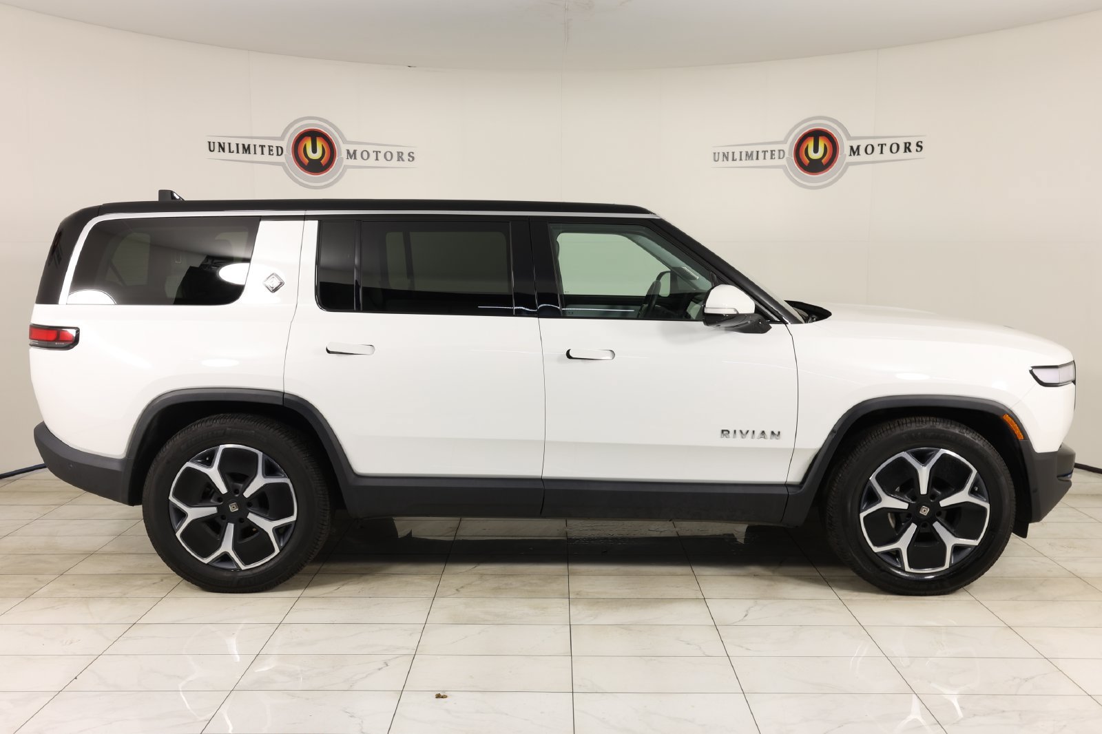 Used 2023 Rivian R1S Adventure Dual AWD/4WD image 2