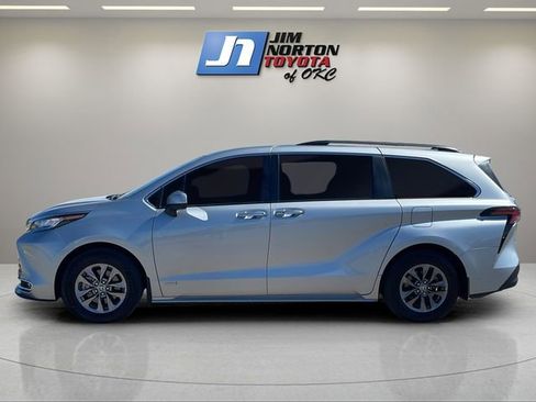 Used 2021 Toyota Sienna XLE image 8