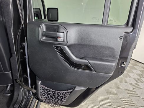 Used 2017 Jeep Wrangler Unlimited Sahara AWD/4WD image 29