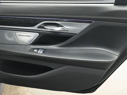 Used 2021 BMW 750i xDrive w/ Executive Package image 18