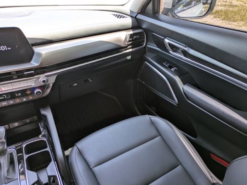 Used 2025 Kia Telluride LX FWD image 15