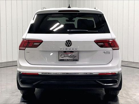 Used 2024 Volkswagen Tiguan SE w/ Panoramic Sunroof Package FWD image 4