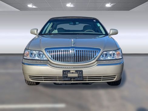 Used 2004 Lincoln Town Car Signature image 6