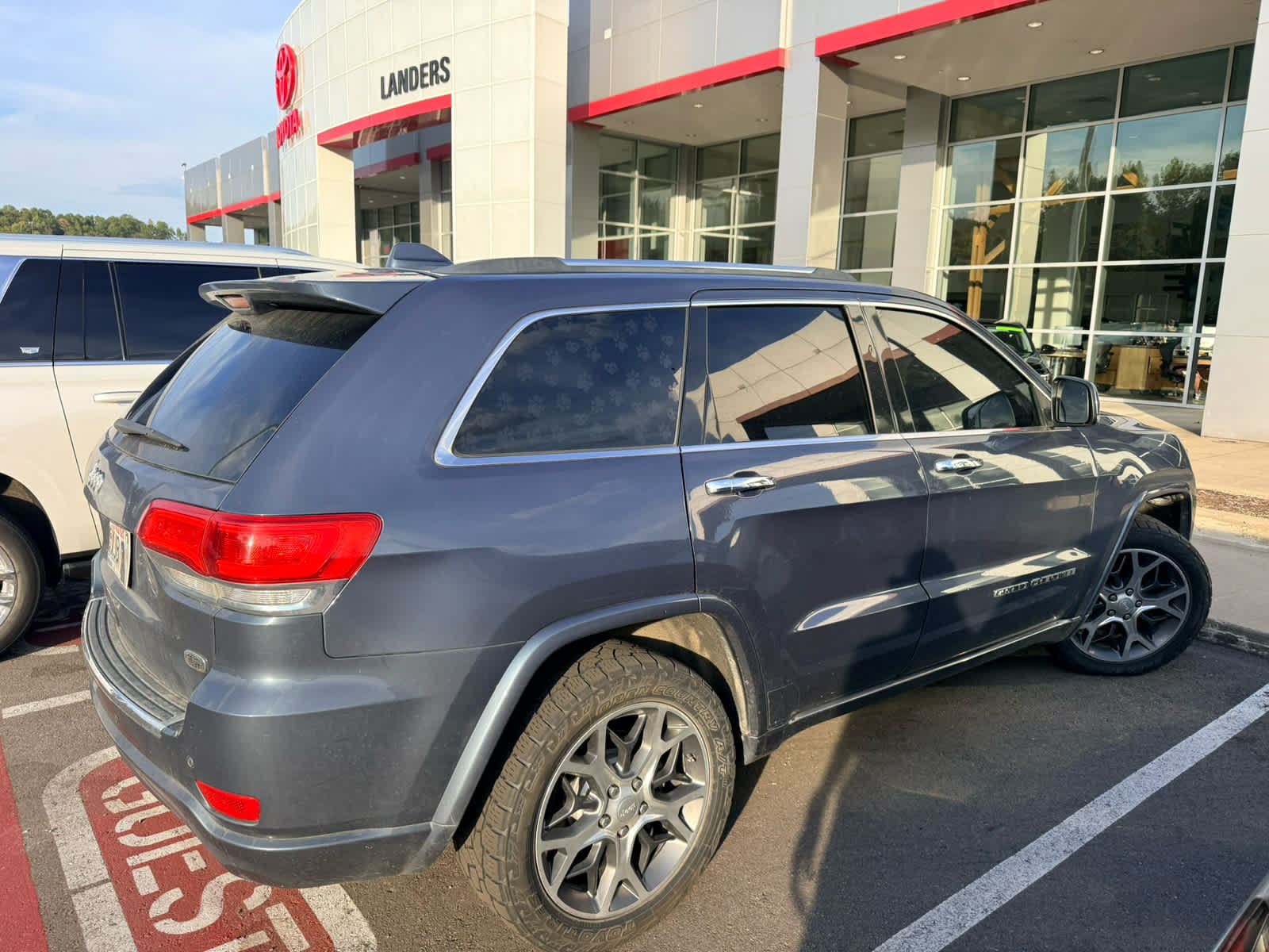 Used 2020 Jeep Grand Cherokee Overland RWD image 2
