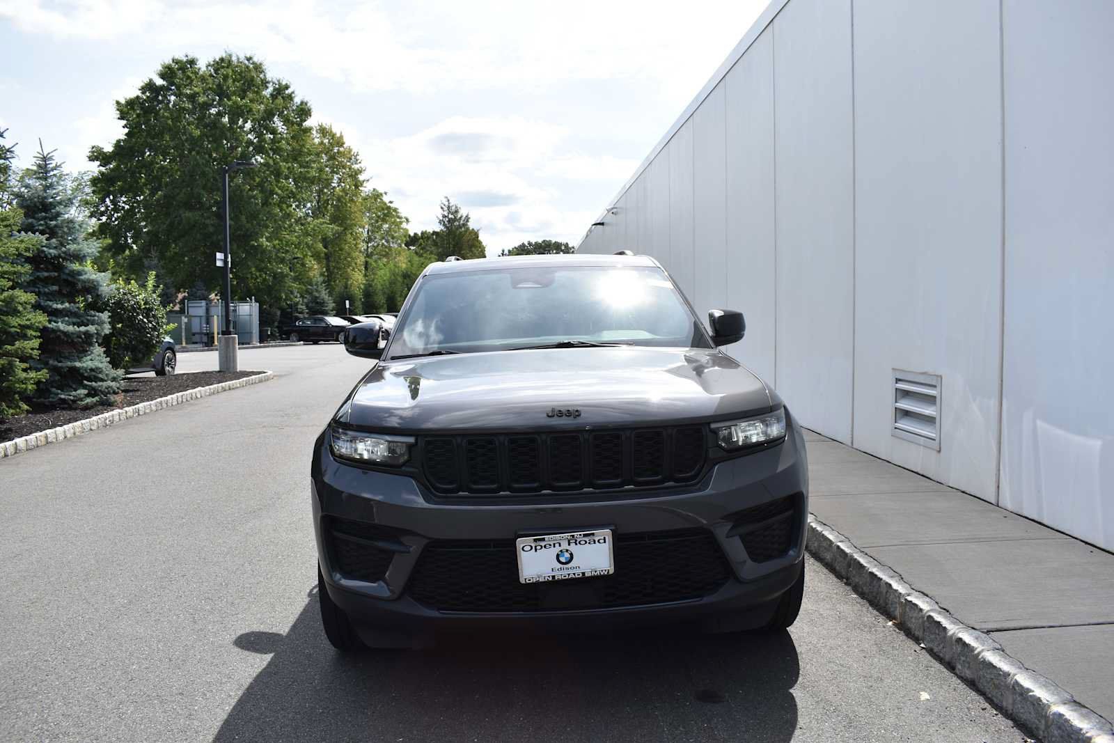 Used 2023 Jeep Grand Cherokee Altitude AWD/4WD image 2