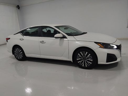 Used 2023 Nissan Altima 2.5 SV FWD image 11