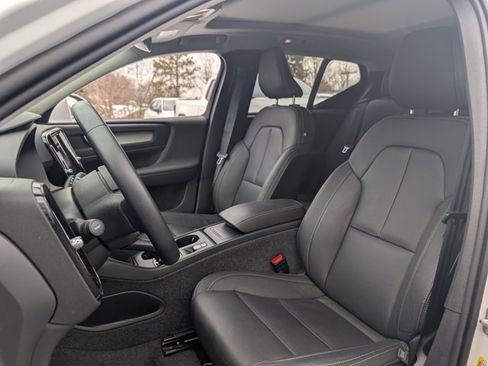 Used 2025 Volvo XC40 B5 Core image 13