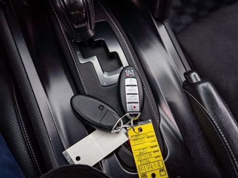 Used 2016 Nissan GT-R Premium image 32