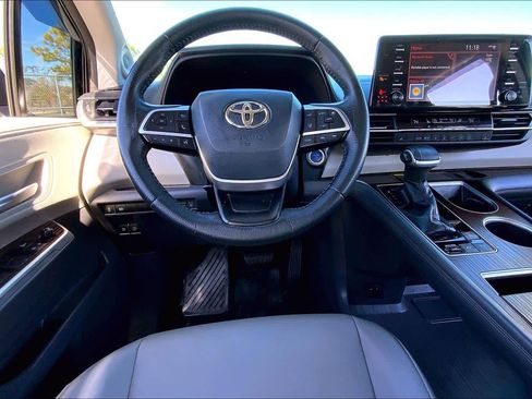 Used 2021 Toyota Sienna XLE image 6
