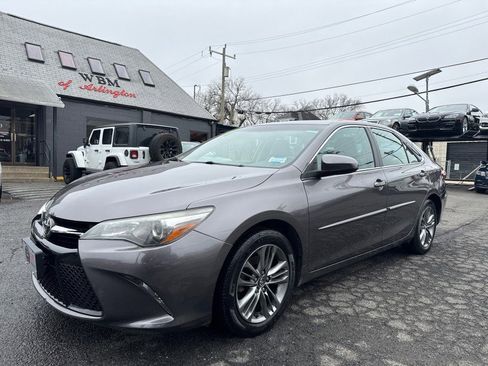Used 2017 Toyota Camry SE image 3