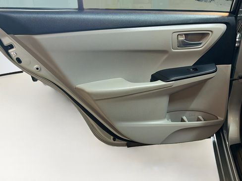 Used 2015 Toyota Camry SE image 30