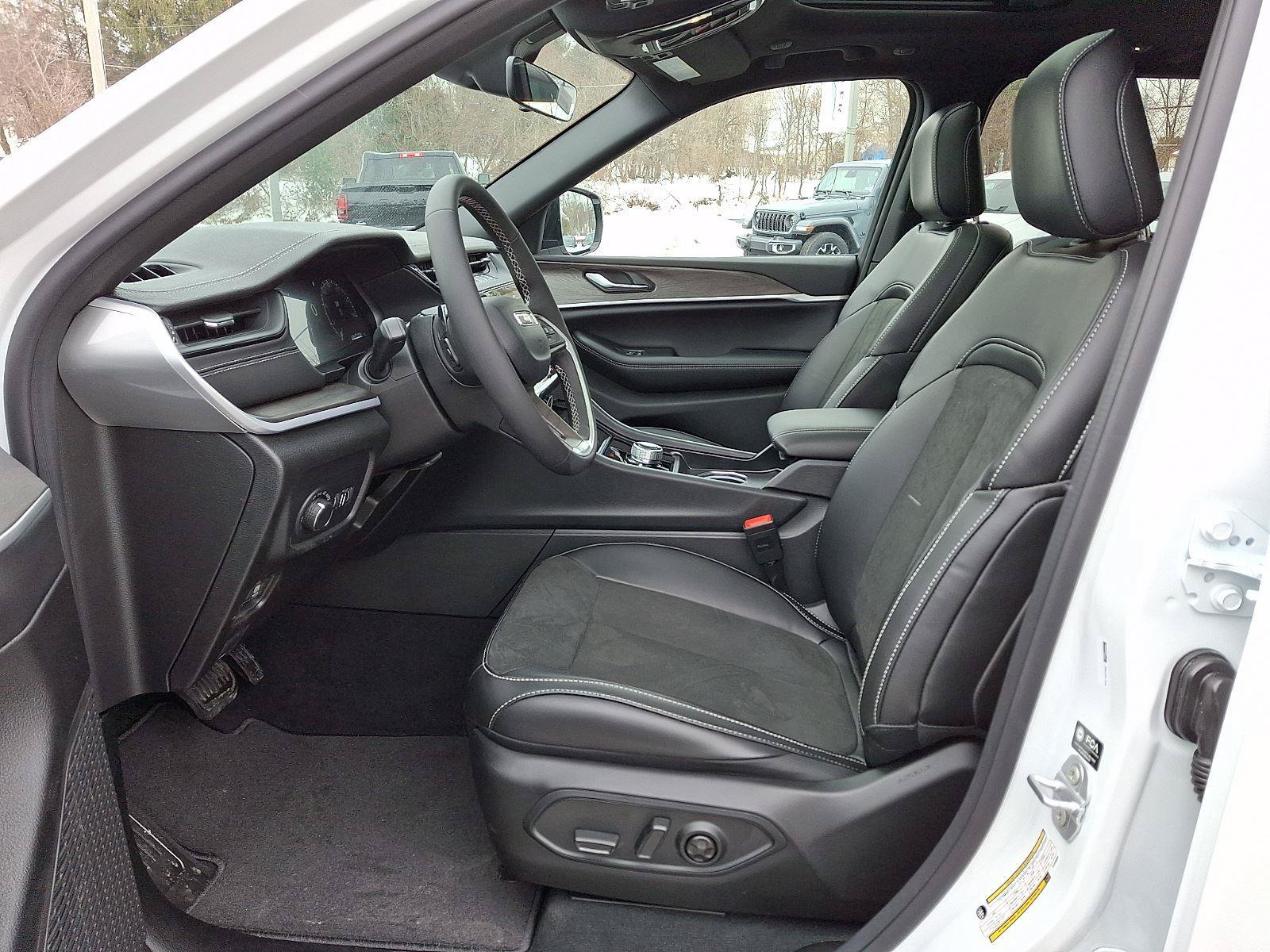 New 2026 Jeep Grand Cherokee Altitude AWD/4WD image 10