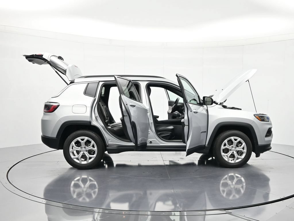 Used 2024 Jeep Compass Latitude AWD/4WD image 46