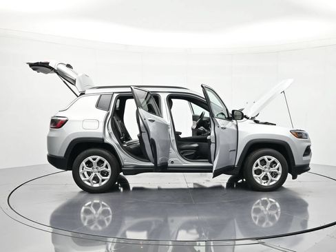 Used 2024 Jeep Compass Latitude AWD/4WD image 46