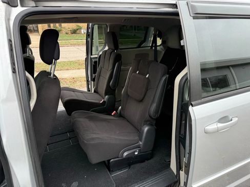 Used 2012 Dodge Grand Caravan SE image 3