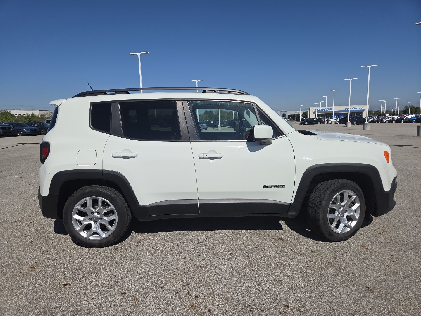 Used 2017 Jeep Renegade Latitude FWD image 17