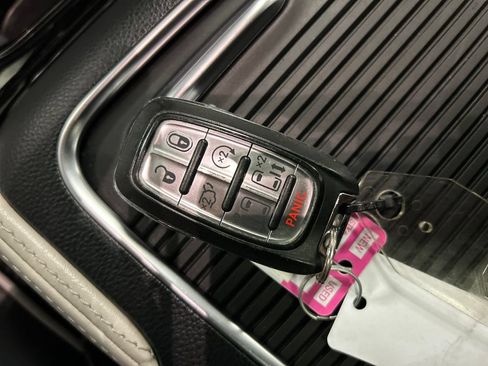 Used 2023 Chrysler Pacifica Limited FWD image 21