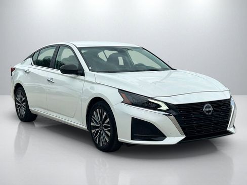 Used 2025 Nissan Altima 2.5 SV FWD image 3