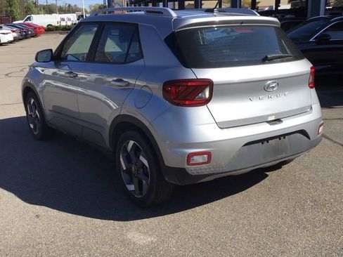 Used 2025 Hyundai Venue SEL FWD image 2