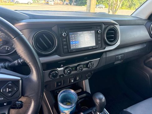 Used 2019 Toyota Tacoma SR5 AWD/4WD image 9