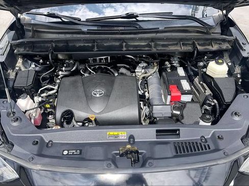 Used 2021 Toyota Highlander XLE FWD image 10