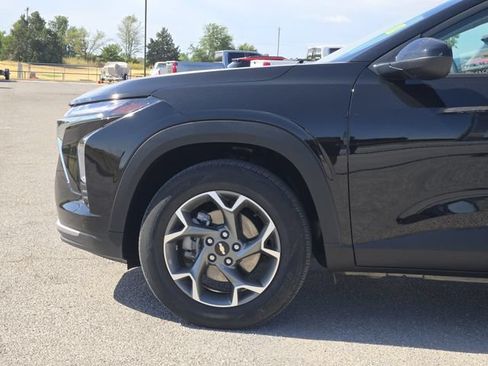 Used 2025 Chevrolet Trax LT FWD image 8