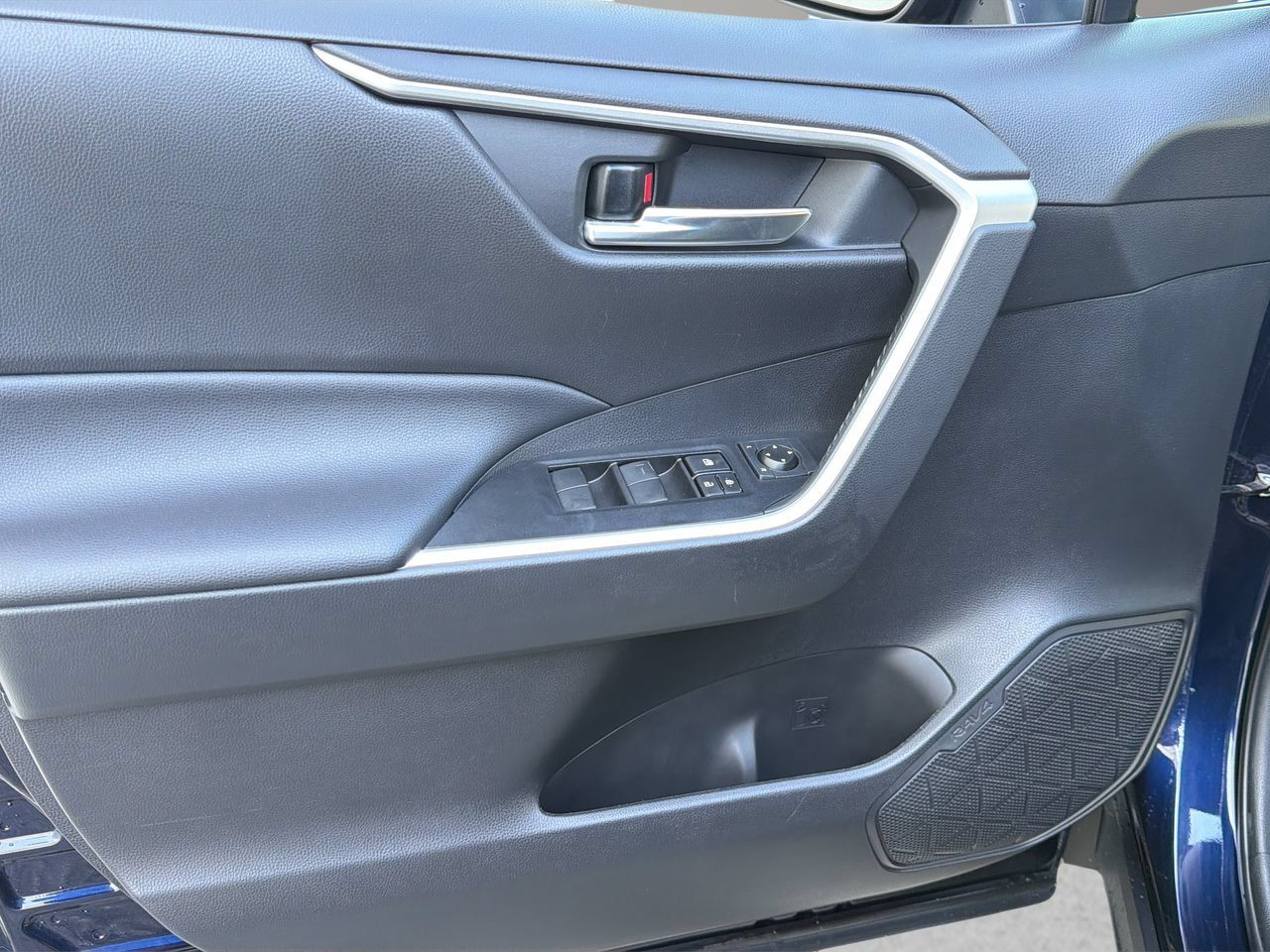 Used 2021 Toyota RAV4 XLE FWD image 9