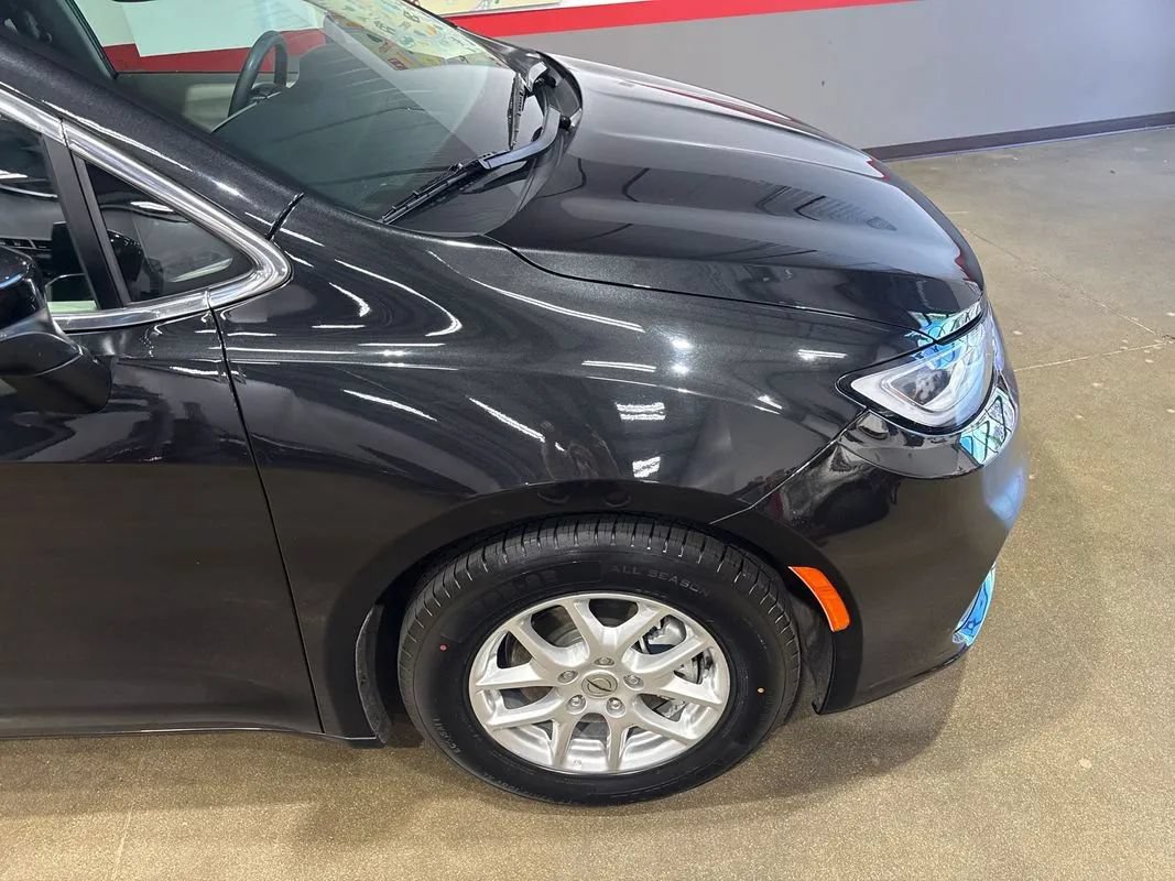 Used 2023 Chrysler Pacifica Touring-L FWD image 37