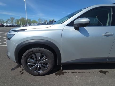 Used 2025 Nissan Pathfinder SV image 16