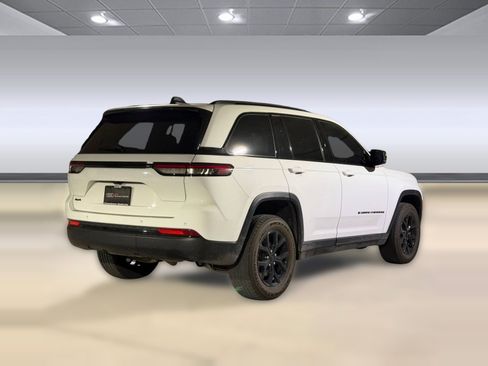 Used 2024 Jeep Grand Cherokee Altitude AWD/4WD image 8