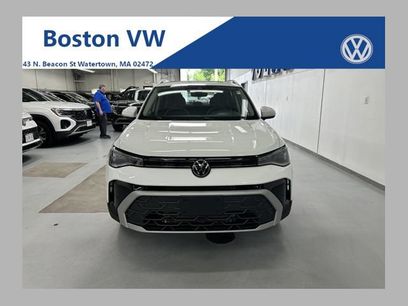 Used 2025 Volkswagen Taos SE w/ Panoramic Sunroof Package