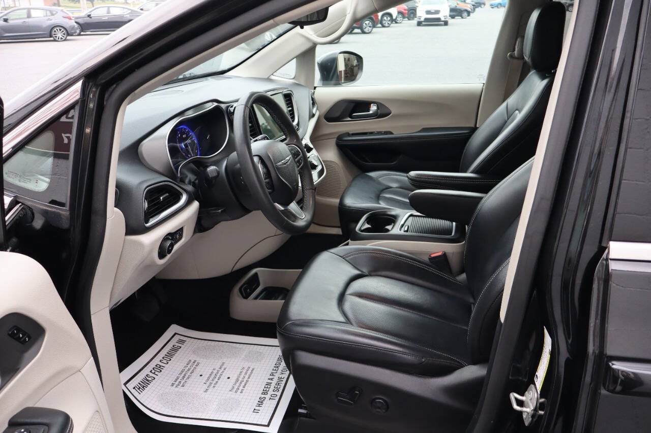 Used 2023 Chrysler Pacifica Touring-L FWD image 6