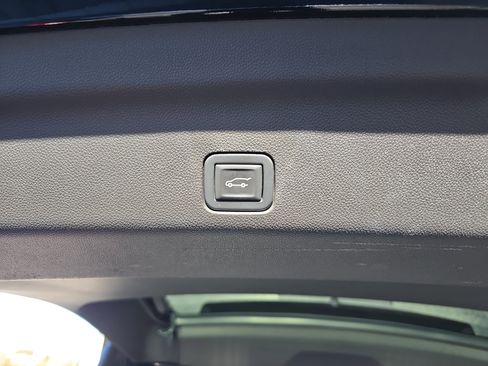 Used 2021 GMC Yukon Denali w/ Denali Premium Package image 8