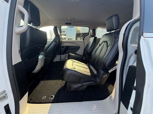 Used 2023 Chrysler Pacifica Touring-L image 15
