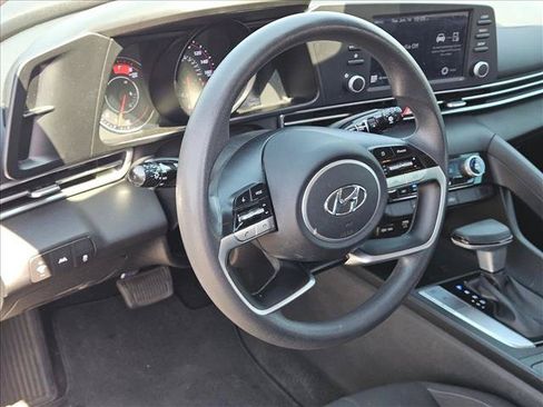 Used 2022 Hyundai Elantra SEL FWD image 9