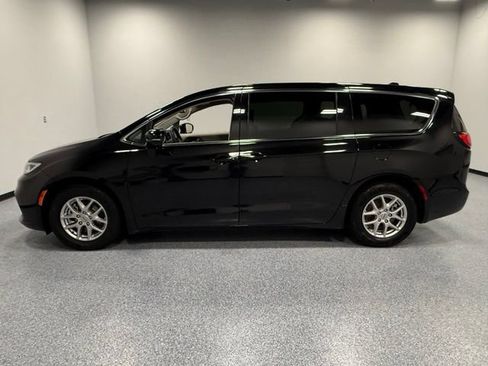 Used 2024 Chrysler Pacifica Touring-L FWD image 8