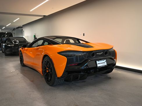 Used 2025 McLaren Artura RWD image 17