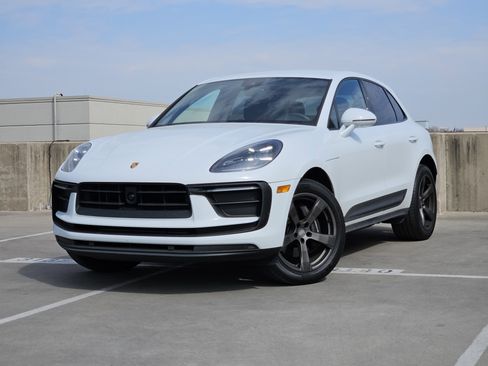 Certified 2025 Porsche Macan image 1
