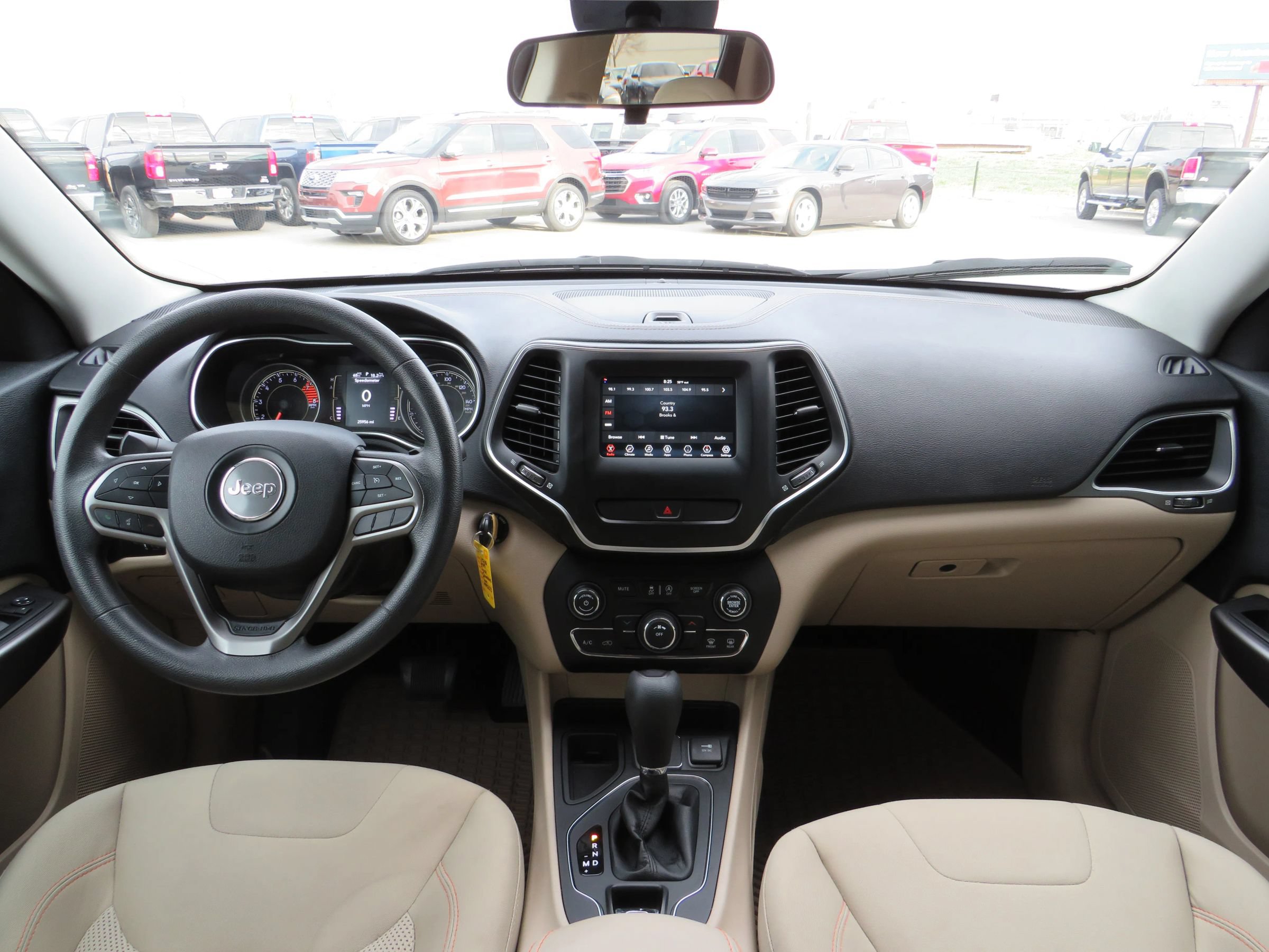 Used 2019 Jeep Cherokee Latitude w/ Popular Appearance Group FWD image 11