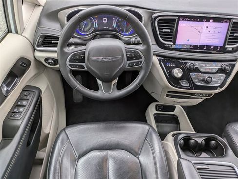 Used 2022 Chrysler Pacifica Touring-L w/ Uconnect Theater Family Group image 11