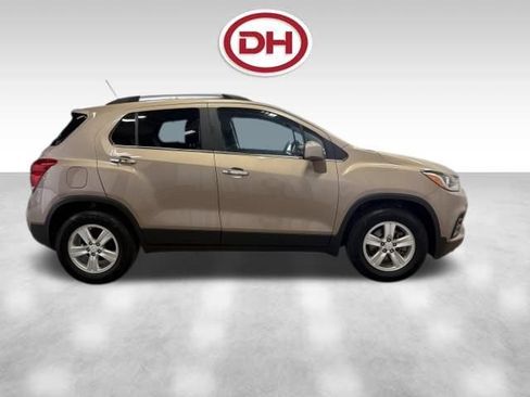 Used 2019 Chevrolet Trax LT w/ Driver Confidence Package FWD image 2